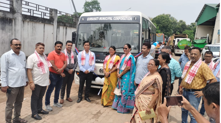 গুৱাহাটী পৌৰ নিগমত কৰ্মৰত চাফাই কৰ্মচাৰীৰ যাতায়াতৰ সুবিধাৰ বাবে দুখন বাছ মুকলি