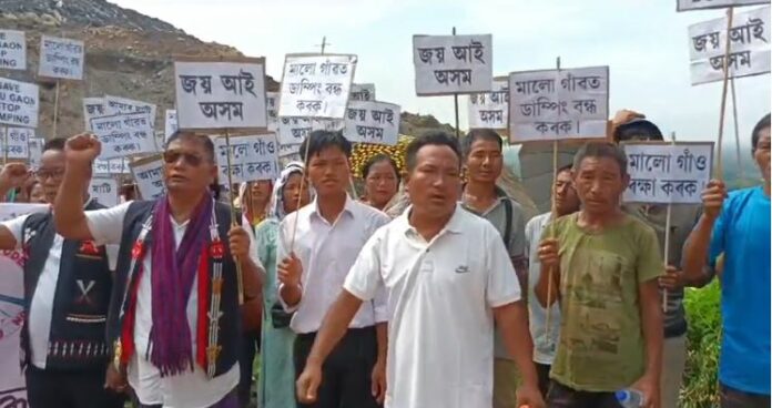 Coal India's মাৰ্ঘেৰিটাৰ লিডুত ক'ল ইণ্ডিয়াৰ ডাম্প্ৰিং গ্ৰাউণ্ডে কঢ়িয়াই আনিছে জনজাতীয় গাঁৱলৈ চৰম ভাবুকি