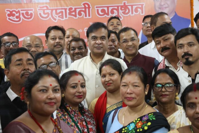 চুবুৰীয়া বাংলাদেশত যিধৰণে সংখ্যালঘু হিন্দুৰ ওপৰত নিৰ্মম অত্যাচাৰ চলিছে, তাক দেখি আমি বেদনা পাইছোঁ: মুখ্যমন্ত্ৰী যি দেশৰ জনসাধাৰণে ধৰ্মীয় গোড়ামিক প্ৰশ্ৰয় দিয়ে, তেনে দেশে সংখ্যালঘুসকলক নিৰাপত্তা দিব নোৱৰা হয় ৷ এইক্ষেত্ৰত ভাৰতে ধৰ্মীয় নিৰাপত্তাৰ উজ্জ্বল নিদৰ্শন দাঙি ধৰিছে৷ আন দেশসমূহে ভাৰতৰ পৰা শিকা উচিত । মুখ্যমন্ত্ৰী হিমন্ত বিশ্ব শৰ্মাই আজি সৰুপথাৰৰ এক বিশেষ অনুষ্ঠানত দিয়া মন্তব্য় অনুসৰি কয় যে- সৰুপথাৰৰ নগাজৰী খনিকৰ গাঁৱত উদ্ধাৰ হোৱা চতুৰ্থ শতিকাৰ শিলালিপিখনেই হ'ল উত্তৰ-পূব ভাৰতৰ আটাইতকৈ পুৰণি শিলালিপি৷ বৰপথাৰত উদ্ধাৰ হোৱা এখন শিলালিপিও সেই সময়ৰ আগৰ৷ এই শিলালিপিত লিখিত ভাষা আছিল অসমীয়া ভাষা৷ অসমীয়া ভাষাই ধ্ৰুপদী ভাষাৰ স্বীকৃতি পোৱাত এই দুয়োখন শিলালিপিয়ে আটাইতকৈ গুৰুত্বপূৰ্ণ ভূমিকা পালন কৰিছে৷