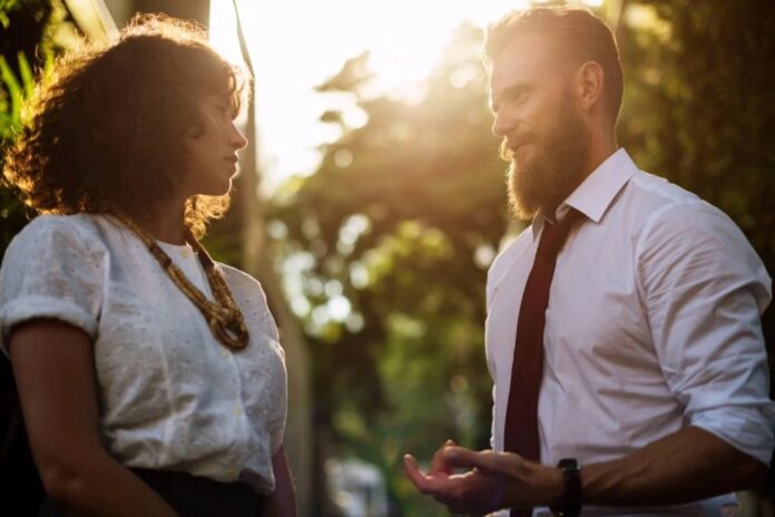 Married man: বিবাহিত পুৰুষৰ বয়স বাঢ়ে লাহে লাহে,অবিবাহিত পুৰুষৰ বাঢ়ে সোনকালে বয়সকলৈ চিন্তা প্ৰায় সকলোৰে হয়। বহুতেই বাৰ্ধক্যক ৰোধ কৰিবলৈ চেষ্টা কৰে। কিন্তু আপুনি বাৰু জানেনে? বিবাহিত পুৰুষৰ বয়স অবিবাহিত পুৰুষতকৈ সোনকালে বাঢ়ে যদিও মহিলাৰ ক্ষেত্ৰত এই প্ৰভাৱ দেখা নাযায়। শেহতীয়াকৈ এখন আন্তঃৰাষ্ট্ৰীয় জাৰ্নেলৰ এক অধ্যয়নত এই তথ্য প্ৰকাশ পাইছে। সেই অধ্যয়নৰ ফলাফল অনুসৰি বিবাহিত পুৰুষৰ বয়স নিশ্চিতভাৱে লাহে লাহে বাঢ়ে যদিও বিবাহ বিচ্ছেদ বা পত্নী নথকা পুৰুষৰ নেতিবাচক প্ৰভাৱ পৰিব পাৰে।আনহাতে মহিলাৰ ওপৰত কৰা অধ্যয়নৰ ফলাফলত দেখা গৈছে যে বিবাহিত মহিলাৰ বয়সৰ শাৰীৰিক প্ৰভাৱ অবিবাহিত মহিলাতকৈ বিশেষভাৱে পৃথক নহয়। ইপিনে বিবাহ বিচ্ছেদ হোৱা বা স্বামীৰ মৃত্যু হোৱা মহিলাতকৈ অবিবাহিত মহিলাৰ বয়স যথেষ্ট বেছি যেন লাগে। গৱেষকসকলে কয় যে বিবাহে শাৰীৰিক আৰু মানসিক স্বাস্থ্যৰ উন্নতি সাধন কৰিব পাৰে। টৰন্টো বিশ্ববিদ্যালয়ৰ ইনষ্টিটিউট অৱ লাইফ কোৰ্চ এণ্ড এজিঙৰ এজন গৱেষকৰ মতে তেওঁলোকৰ অধ্যয়নত ৭ হাজাৰতকৈ অধিক মধ্যবয়সীয়া আৰু বয়সস্থ কানাডিয়ানক অনুসৰণ কৰা হৈছিল। তেতিয়া তেওঁলোকে দেখিছিল যে কিছুমান মানুহৰ বয়সৰ চাপ শৰীৰত এক নিৰ্দিষ্ট ধৰণেৰে বৃদ্ধি পায়, আনহাতে কিছুমানৰ শৰীৰত সেই চাপ দেখা নাযায়।' তেওঁ লগতে কয় যে মানুহৰ বয়স বৃদ্ধি হোৱাত কিহে বাধা দিয়ে আমি এবাৰ বুজি পালে প্ৰাপ্তবয়স্কসকলক বয়স বৃদ্ধিৰ লগে লগে উন্নত জীৱন যাপন কৰাত ভালদৰে সহায় কৰিব পাৰিম।