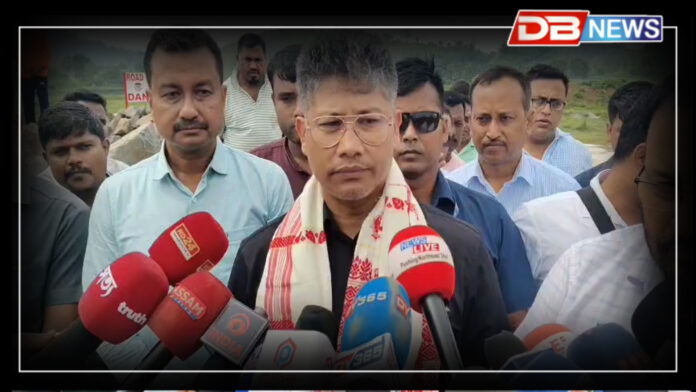 হাতীমূৰা মথাউৰি পৰিদৰ্শনত জলসম্পদ মন্ত্ৰী পীযুষ হাজৰিকা – কলং খননৰ কাম অতি শীঘ্ৰেই আৰম্ভ হ'ব । Pijush hazarika