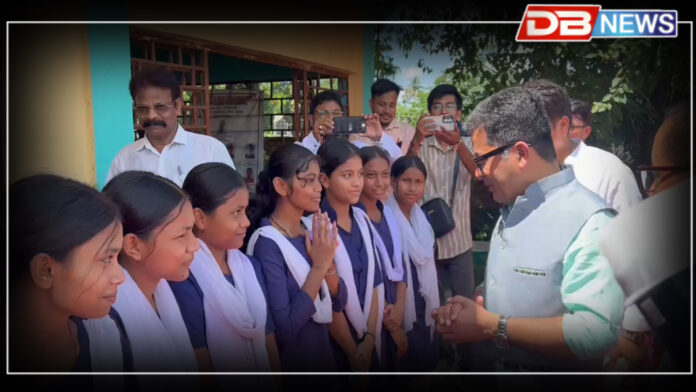 নাজিৰা, ২৬ জুন : Pabitra margherita । কেন্দ্ৰীয় বৈদেশিক পৰিক্ৰমা আৰু বস্ত্ৰ বিভাগৰ ৰাজ্যিক মন্ত্ৰী পবিত্ৰ মাৰ্ঘেৰিটাই আজি নাজিৰা সমষ্টিৰ বিভিন্ন বিদ্যালয়ত শিক্ষা পৰিকাঠামো উন্নয়নৰ বাবে নতুন শ্ৰেণীকোঠা নিৰ্মাণৰ আধাৰশিলা স্থাপন কৰে।