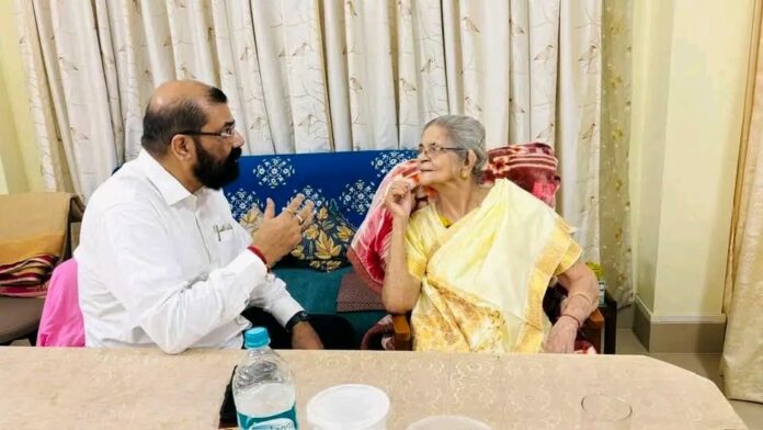 মাতৃহাৰা হ’ল আছুৰ মুখ্য উপদেষ্টা ড৹ সমুজ্জ্বল কুমাৰ ভট্টাচাৰ্যবাঁহী গ’ল বীণা ভট্টাচার্যৰ জীৱনৰ সুৰ — অসমীয়াৰ জাতীয় মনোবোৰ কঁপালে ‘আত্মজন’ এজনীৰ বিয়োগ । Samujjal Kumar Bhattacharya