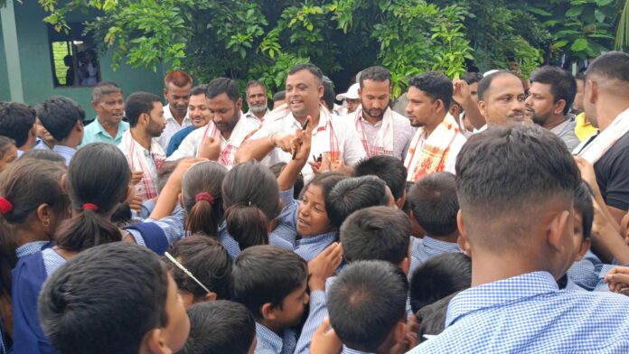 AMSU । শিক্ষাই একমাত্ৰ পথ — সমাজক আলোকিত কৰা, পিছপৰা জনগোষ্ঠীক আগবঢ়োৱা আৰু সকলোৰে ভৱিষ্যৎ গঢ়ি তোলা। এই গভীৰ বোধ আৰু দায়বদ্ধতাৰে সদৌ অসম সংখ্যালঘু ছাত্ৰ ইউনিয়ন চমুকৈ আমছুয়ে 