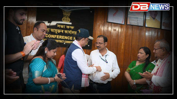 Nagaon । জিলা আয়ুক্ত কাৰ্যালয়ত কৰ্মৰত বিপুল চন্দ্ৰ বৰালৈ “লোকসেৱা বঁটা” প্ৰদান