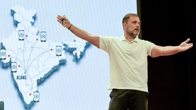 ৰাহুল গান্ধীৰ বিস্ফোৰক অভিযোগঃ নিৰ্বাচন আয়োগে সহায় কৰিছে ভোট ৰিগিঙত, বিজেপিৰ কঠোৰ প্ৰত্যুত্তৰ । Rahul Gandhi