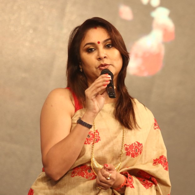 অখিল গগৈলৈ ফাৰ্ষ্ট ক্লাছ বিমানৰ টিকট আৰু Five star হোটেলৰ অফাৰ । অভিযোগ খণ্ডন কৰি অখিল গগৈৰ বিৰুদ্ধে ৰিণিকি ভূঞা শৰ্মাৰ মানহানিৰ গোচৰ !