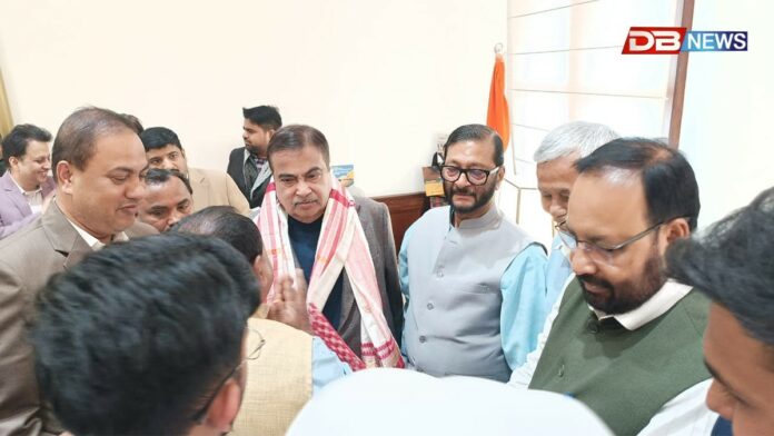 কেন্দ্ৰীয় পথ পৰিবহণ আৰু ৰাষ্ট্ৰীয় ঘাইপথ দপ্তৰৰ কেবিনেট মন্ত্ৰীক সাক্ষাৎ কলিয়াবৰৰ ফ'ৰলেন দাবী সমিতিৰ