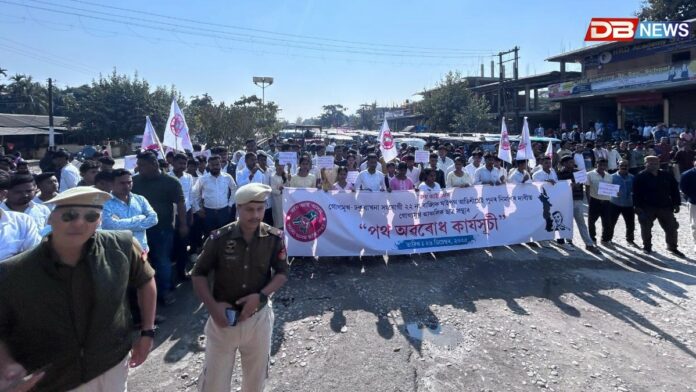 জৰাজীৰ্ণ গোগামুখ-ঢকুৱাখনা পথ পুনৰ নিৰ্মাণৰ দাবীত আছুৰ উত্তাল প্ৰতিবাদ