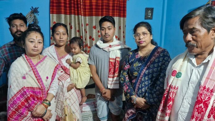 সোণাপুৰৰ জুবিন ক্ষেত্ৰত সেৱা আগবঢ়োৱা জ্যোৎস্না গাৰ'ৰ অকাল বিয়োগত মৃতকৰ ঘৰত উপস্হিত গৰিমা শইকীয়া গাৰ্গ