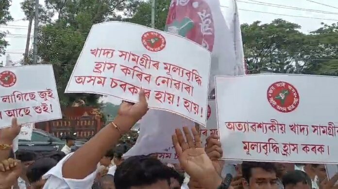 মূল্যবৃদ্ধি ৰোধৰ দাবীত ৰাজ্যজুৰি প্ৰতিবাদ আছুৰ