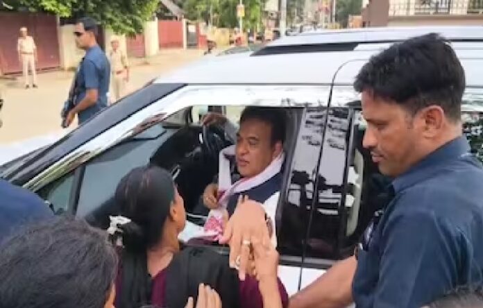 ‘মামা বহুত হেণ্ডছাম, সঁচাই বহুত ধুনীয়া’ - মামাক দেখা পাই আনন্দত আত্মহাৰা মৰমৰ ভাগিন।Himanta Biswa Sarma