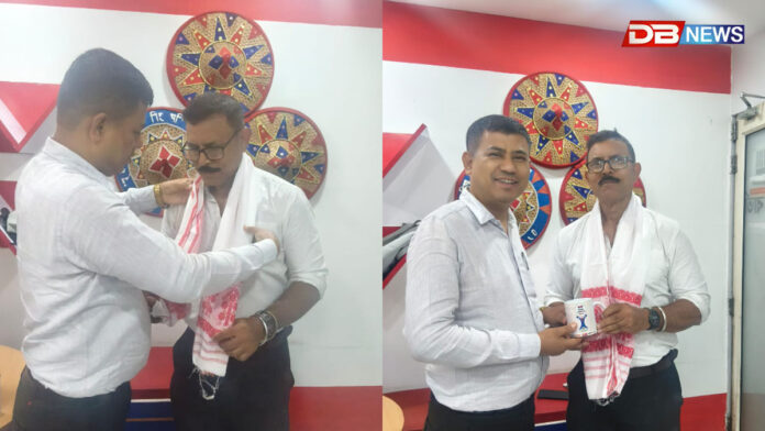 ৰাষ্ট্ৰীয় পাঞ্জা চেম্পিয়নশ্বিপত ৰূপ আৰু ব্ৰঞ্জৰ পদক লাভ কৰা ড° বিপুল দাসক সম্বৰ্ধনা জ্ঞাপন দৈনন্দিন বাৰ্তা গোষ্ঠীৰ পৰিচালন সঞ্চালক তথা দৈনন্দিন বাৰ্তা কাকতৰ সম্পাদক শংকৰ গোঁহাঞিৰ