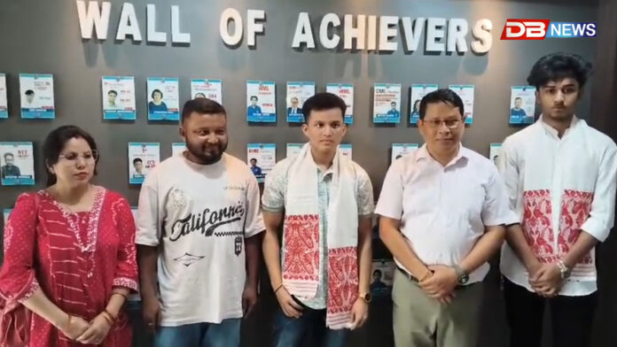 Assam CEEত পুনৰ উজলিল ডিব্ৰুগড়ৰ ৰাধাকৃষ্ণন স্কুল, ৰাজ্যৰ প্ৰথম স্থান দখল সমীৰণ হাজৰিকাৰ