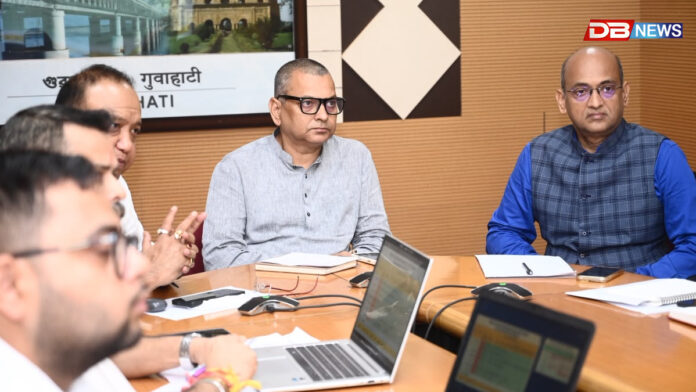 বানপীড়িত জিলাসমূহত সাহায্য সামগ্ৰী বিতৰণ, অত্যাৱশ্যকীয় সামগ্ৰীৰ যোগান সন্দৰ্ভত পৰ্যালোচনা বিভাগীয় মন্ত্ৰী কৌশিক ৰায়ৰ