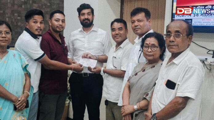 মুখ্যমন্ত্ৰীৰ সাহায্য পুঁজিলৈ 'ঠেঙ্গাল কছাৰী স্বায়ত্তশাসিত পৰিষদ, অসমৰ ১০ লাখ টকা বান সাহায্য