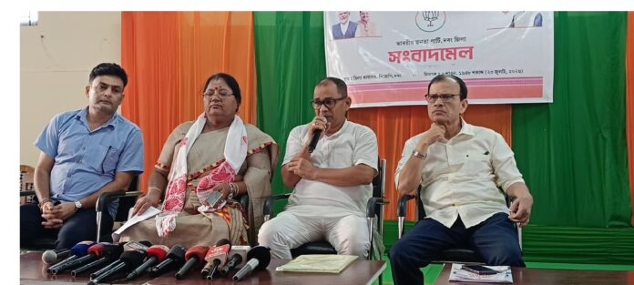 উজনিৰ বানঃ তিনিখন জিলাত ২৮,৪১৮ পশুধনৰ চিকিৎসা, ৭২৫টাৰ মৃত্যু — মন্ত্ৰী নীলিমা দেৱী