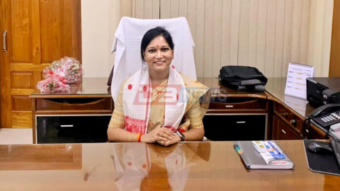 অসমৰ প্ৰথম মহিলা IAS বিষয়া হিচাপে যুটীয়া সচিব পদত নিযুক্তি লাভ ড° বৰ্ণালী ডেকাৰ
