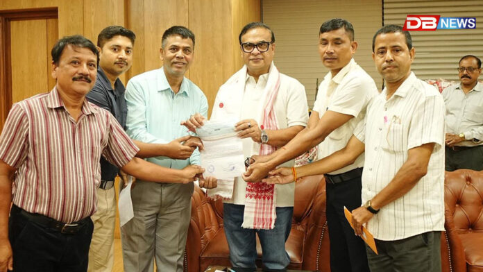 মুখ্যমন্ত্ৰীৰ সাহায্য পুঁজিলৈ ঘগ্রাপাৰৰ বড়িগোগ-বনভাগৰ শিক্ষক-কৰ্মচাৰীৰ ১.৯৭ লাখ টকাৰ বৰঙণি