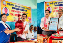 হৰেন কলিতাক অৱসৰকালীন বিদায় সম্বৰ্ধনাঃ দৰঙৰ গান্ধীস্মৃতি উচ্চতৰ মাধ্যমিক বিদ্যালয়ত ছাত্ৰ-ছাত্ৰীসকলে অশ্ৰুসিক্ত নয়নেৰে উপাধ্যক্ষ কলিতাক অৱসৰকালীন বিদায় সম্বৰ্ধনা হৰেন কলিতাক অৱসৰকালীন বিদায় সম্বৰ্ধনা