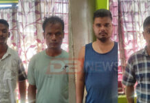 মুকালমুৱা আৰক্ষীৰ জালত নকল পিষ্টলসহ ৪ ডকাইতঃ ফ্লিপকাৰ্টৰ বাহন ৰখাই পুতলা পিষ্টল দেখুৱাই লুটিছিল সামগ্ৰী ফ্লিপকাৰ্টৰ বাহন ৰখাই পুতলা পিষ্টল দেখুৱাই লুটিছিল সামগ্ৰী