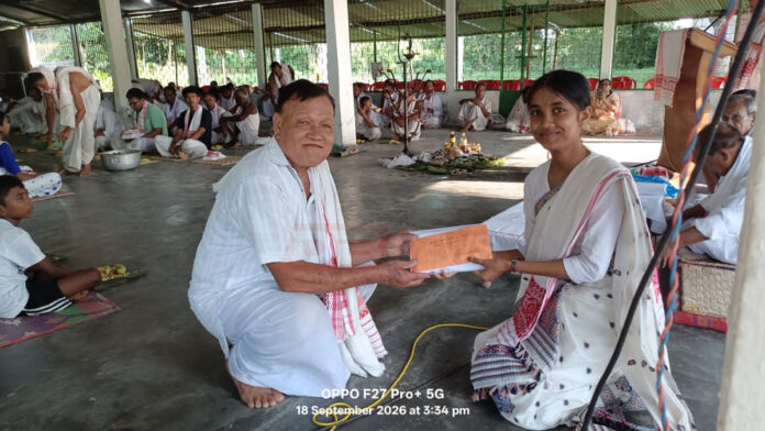 পীড়াকটা বৰনামঘৰত নগেন আৰু কুমুদ বুঢ়াগোহাঁই স্মৃতি বঁটা প্ৰদান