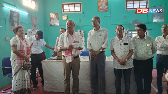 পিতৃৰ স্মৃতিত শ্ৰীমন্ত শংকৰ মিশ্যনলৈ এক লাখ টকাৰ অৰ্থ সাহাৰ্য অৱসৰী অধ্যাপকৰ