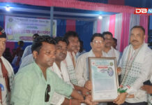 চাবুৱাত অনুষ্ঠিত কেন্দ্ৰীয় কৰম সন্মিলনত লাহোৱালৰ বিশিষ্ট সমাজকৰ্মী তথা, লেখক ড° দয়ানন্দ শ্বাহক সম্বৰ্ধনা সমাজকৰ্মী তথা, লেখক ড° দয়ানন্দ শ্বাহক সম্বৰ্ধনা