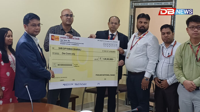 দুৰ্ঘটনাত প্ৰাণ হেৰুওৱা চাকৰিয়াল লোকৰ আত্মীয়ৰ বাবে ভাল খবৰঃ দৰমহা একাউণ্টৰ অধীনত বীমাৰ ১ কোটি টকা লাভ কৰিলে ঢকুৱাখনাৰ মৃত শিক্ষকৰ পৰিয়ালে