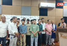 তিতাবৰত ‘ৰজত কমল বঁটা’ প্ৰাপ্ত কথাছবি ‘জুইফুল’ৰ পৰিচালক যদুমণি দত্তক উষ্ম সম্বৰ্ধনা তিতাবৰত 'ৰজত কমল বঁটা' প্ৰাপ্ত কথাছবি 'জুইফুল'ৰ পৰিচালক যদুমণি দত্তক উষ্ম সম্বৰ্ধনা