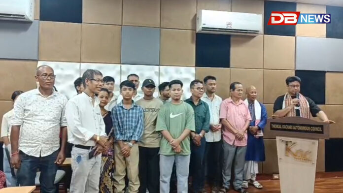 তিতাবৰত 'ৰজত কমল বঁটা' প্ৰাপ্ত কথাছবি 'জুইফুল'ৰ পৰিচালক যদুমণি দত্তক উষ্ম সম্বৰ্ধনা